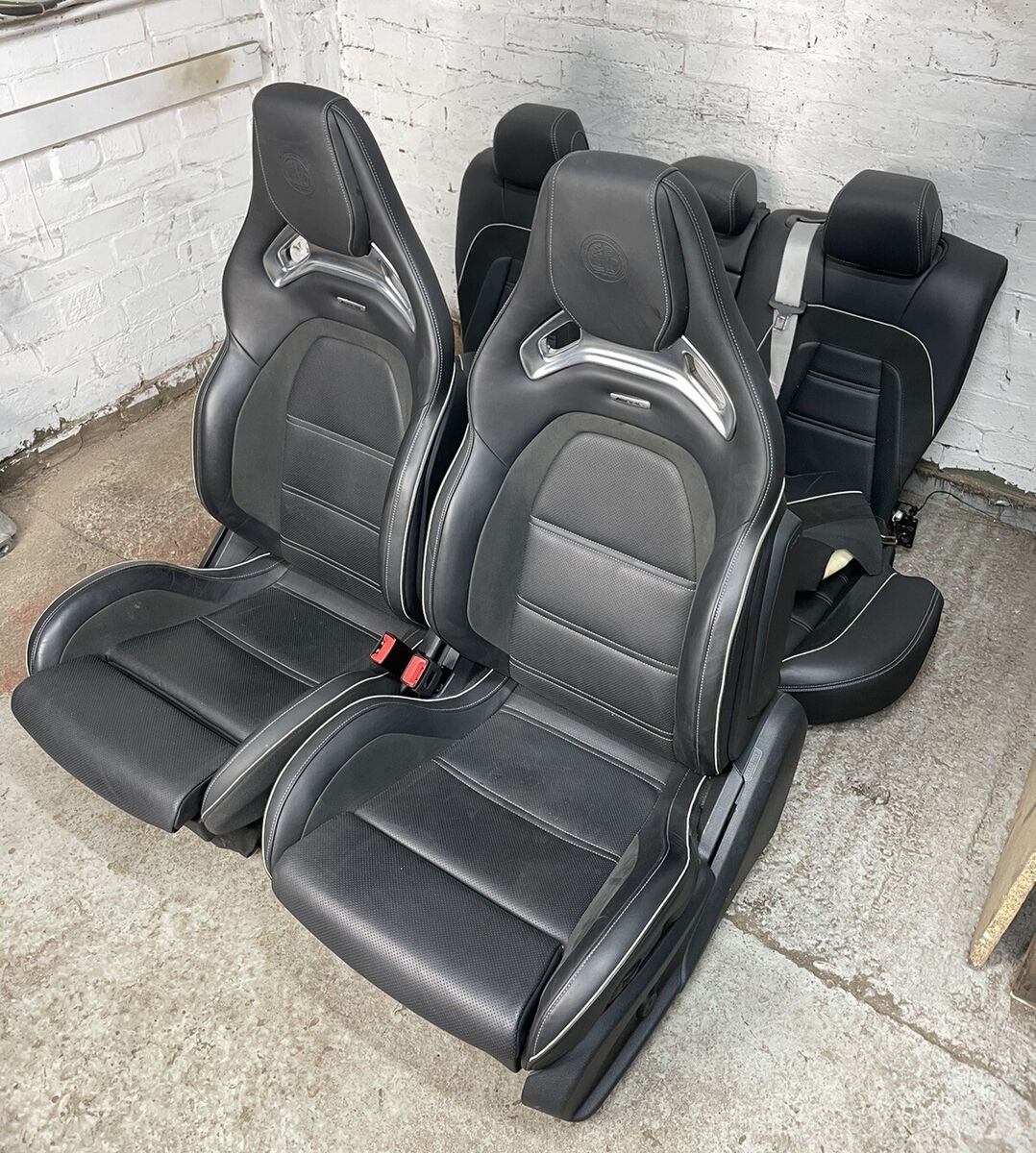 Performance Sitze Look AMG A45s – Kompatibel A-Klasse W177 (Schwarz weißen Nähten)